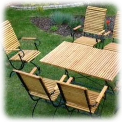 Gartenmöbel der Klassiker aus Metall und Robinienholz