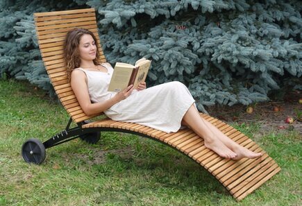 klassische Relaxliege aus Metall und Robinienholz klassische Relaxliege aus Metall und Robinienholz