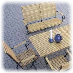 klassisches Gartenset mit klappbarer Gartenbank